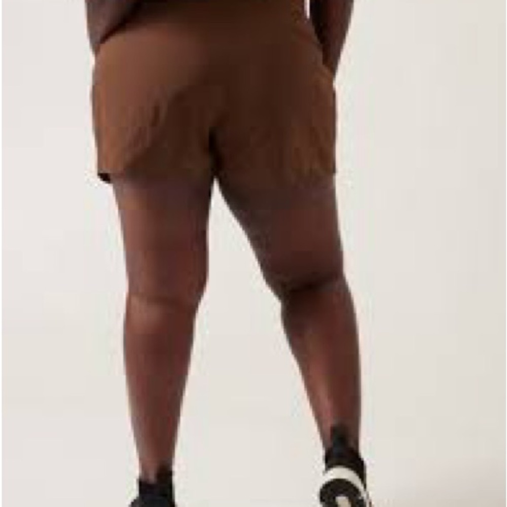 Athleta Trekkie North tan shorts size 26